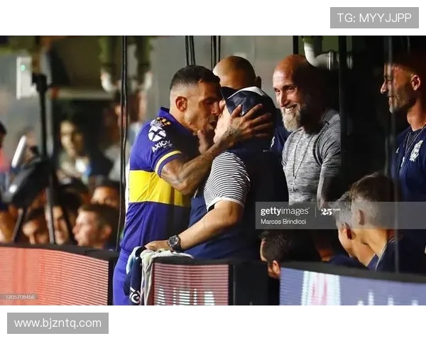 与足球巨星同框瞬间记录梦想与激情的完美时刻