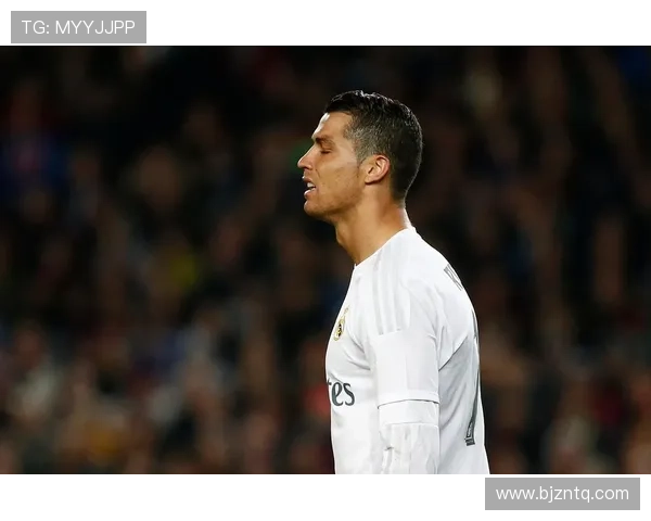 个子瘦高的足球明星如何在赛场上展现出超凡的技术与魅力